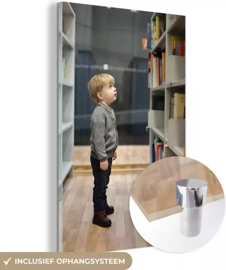 MuchoWow Glasschilderij 80x120 cm Schilderij glas Kleine jongen in de bibliotheek Foto op acrylglas Schilderijen - Foto 2