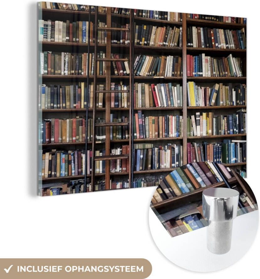 MuchoWow Glasschilderij 90x60 cm Schilderij glas Ladder tegen een boekenkast in de bibliotheek Foto op acrylglas Schilderijen