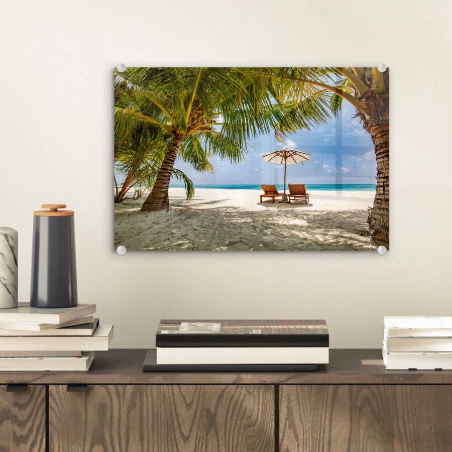 MuchoWow Glasschilderij 30x20 cm Schilderij glas Ligbedden tussen de palmbomen op een strand van Bali Foto op acrylglas Schilderijen