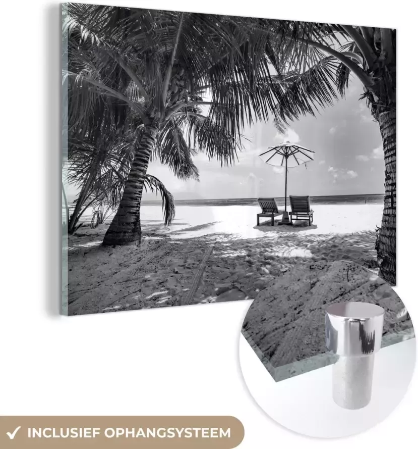 MuchoWow Glasschilderij Ligbedden tussen de palmbomen op een strand van Bali zwart wit 90x60 cm Acrylglas Schilderijen Foto op Glas