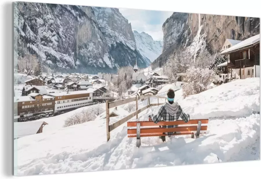 MuchoWow Glasschilderij Man op een bank tijdens de winter in Zwitserland 120x60 cm Acrylglas Schilderijen Foto op Glas