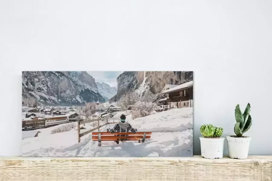 MuchoWow Glasschilderij Man op een bank tijdens de winter in Zwitserland 40x20 cm Acrylglas Schilderijen Foto op Glas