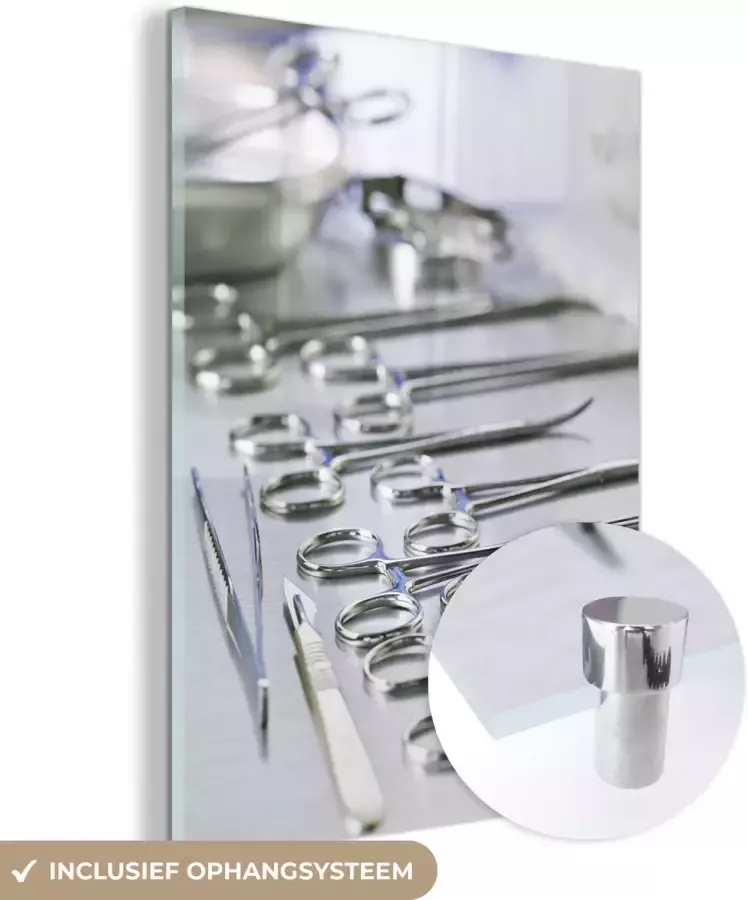 MuchoWow Glasschilderij 90x120 cm Schilderij acrylglas Medische scharen op een tafel Foto op glas Schilderijen
