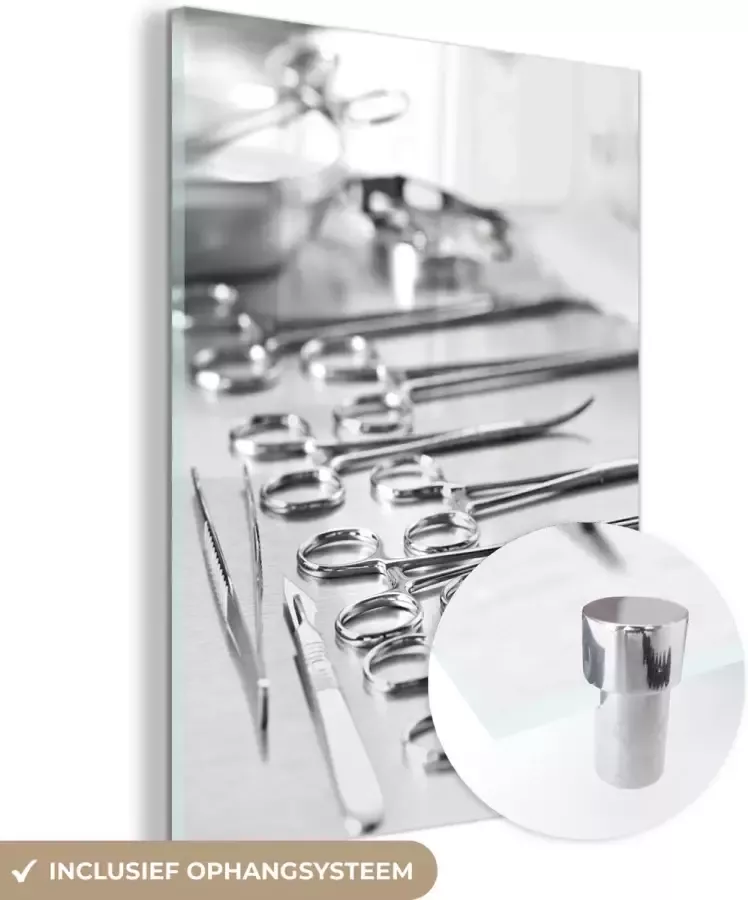 MuchoWow Glasschilderij 120x160 cm Schilderij glas Medische scharen op een tafel zwart wit Foto op acrylglas Schilderijen