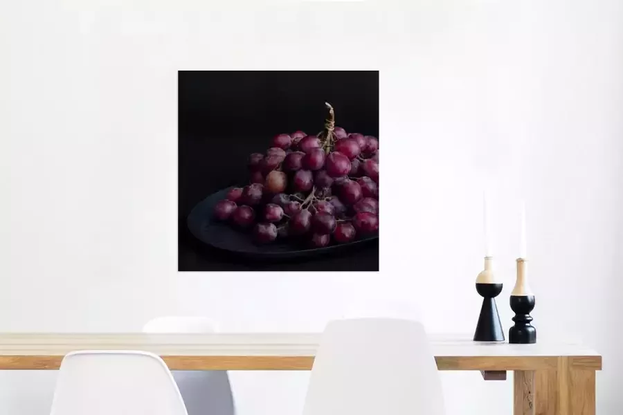 MuchoWow Glasschilderij Mysterieuze rode druiven op een donkere tafel 50x50 cm Acrylglas Schilderijen Foto op Glas