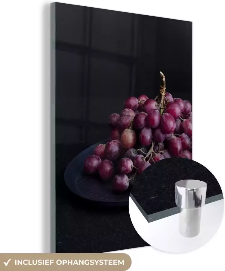 MuchoWow Glasschilderij 60x80 cm Schilderij glas Mysterieuze rode druiven op een donkere tafel Foto op acrylglas Schilderijen