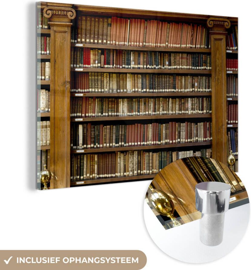 MuchoWow Glasschilderij 150x100 cm Schilderij acrylglas Oude boeken in een bibliotheek Foto op glas Schilderijen