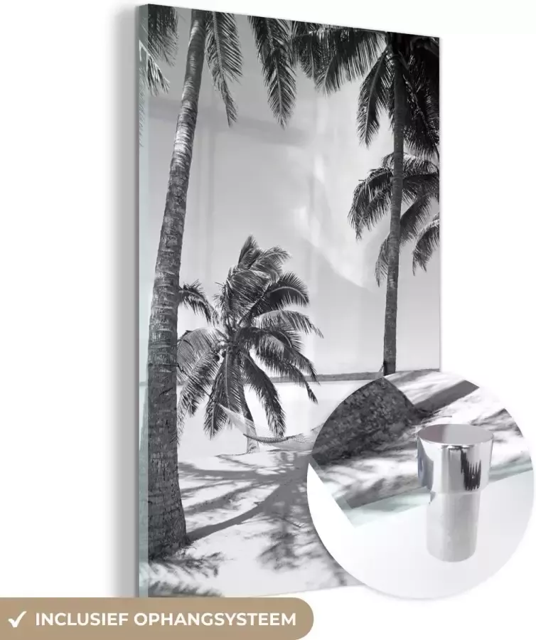MuchoWow Glasschilderij Palmbomen met een hangmat op het zandstrand zwart wit 100x150 cm Acrylglas Schilderijen Foto op Glas