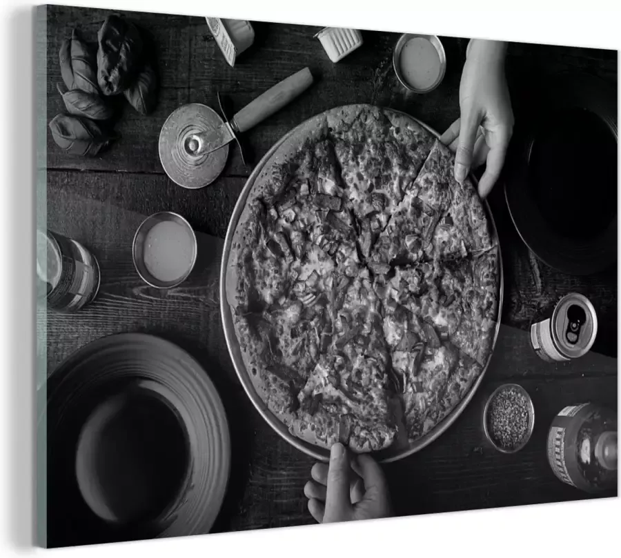 MuchoWow Glasschilderij Pizza aan een gevulde tafel zwart wit 120x80 cm Acrylglas Schilderijen Foto op Glas