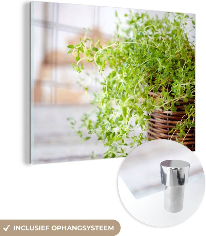 MuchoWow Glasschilderij 160x120 cm Schilderij glas Rieten mand met de lichtgroene tijm planten op een rustieke tafel Foto op acrylglas Schilderijen