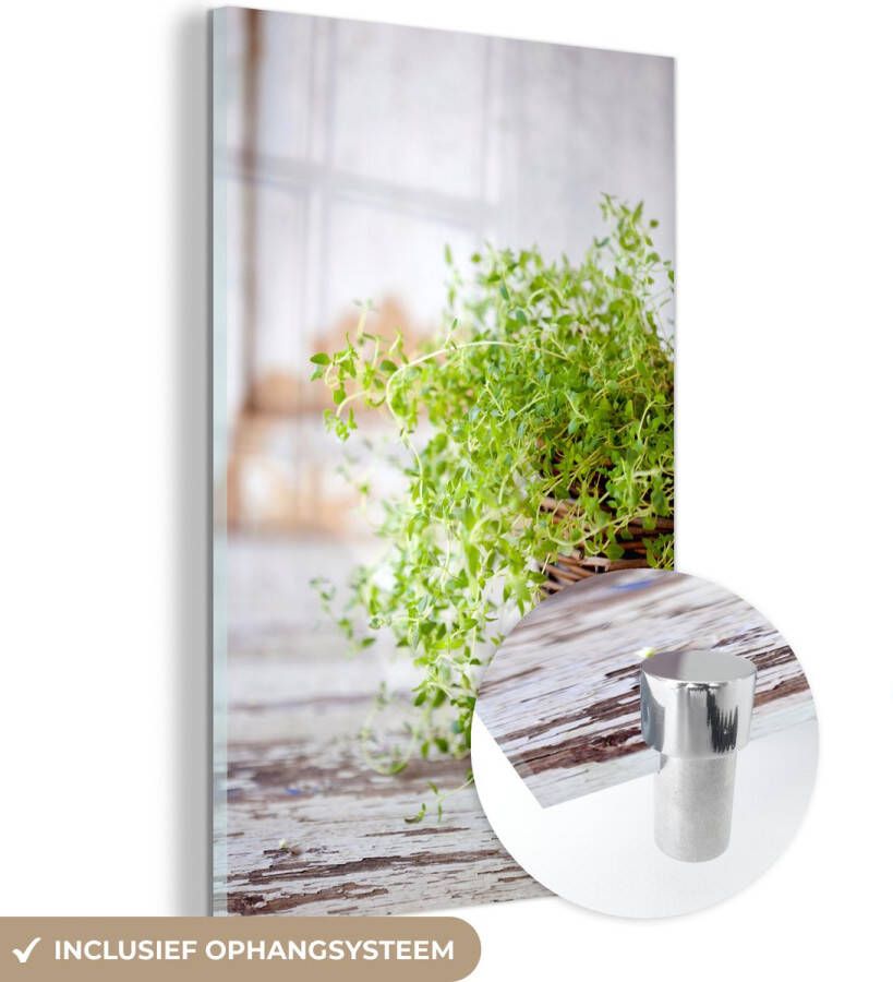 MuchoWow Glasschilderij 60x90 cm Schilderij glas Rieten mand met de lichtgroene tijm planten op een rustieke tafel Foto op acrylglas Schilderijen