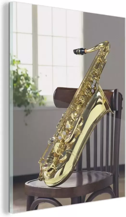 MuchoWow Glasschilderij Saxofoon op eens stoel 120x160 cm Acrylglas Schilderijen Foto op Glas
