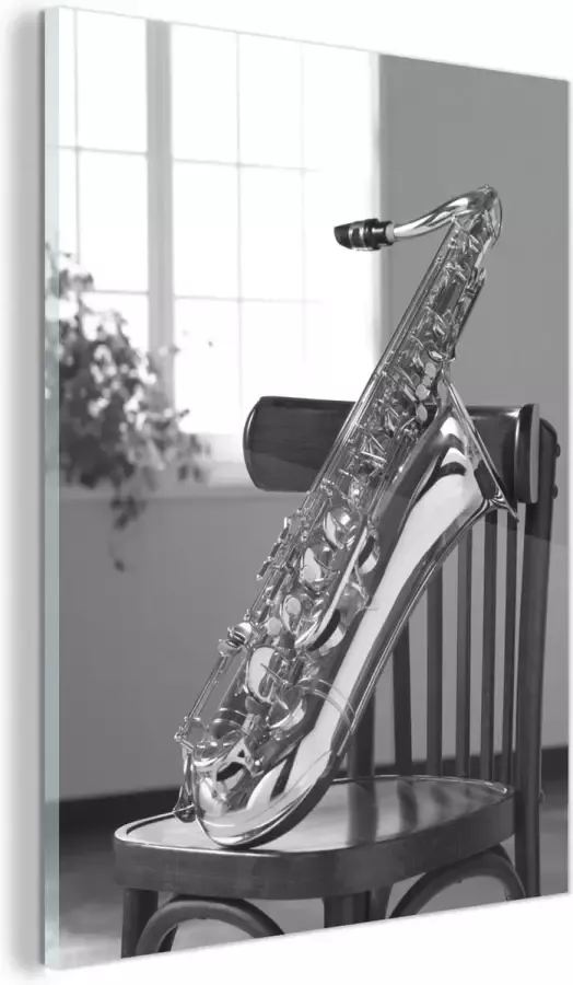 MuchoWow Glasschilderij Saxofoon op eens stoel zwart wit 120x160 cm Acrylglas Schilderijen Foto op Glas