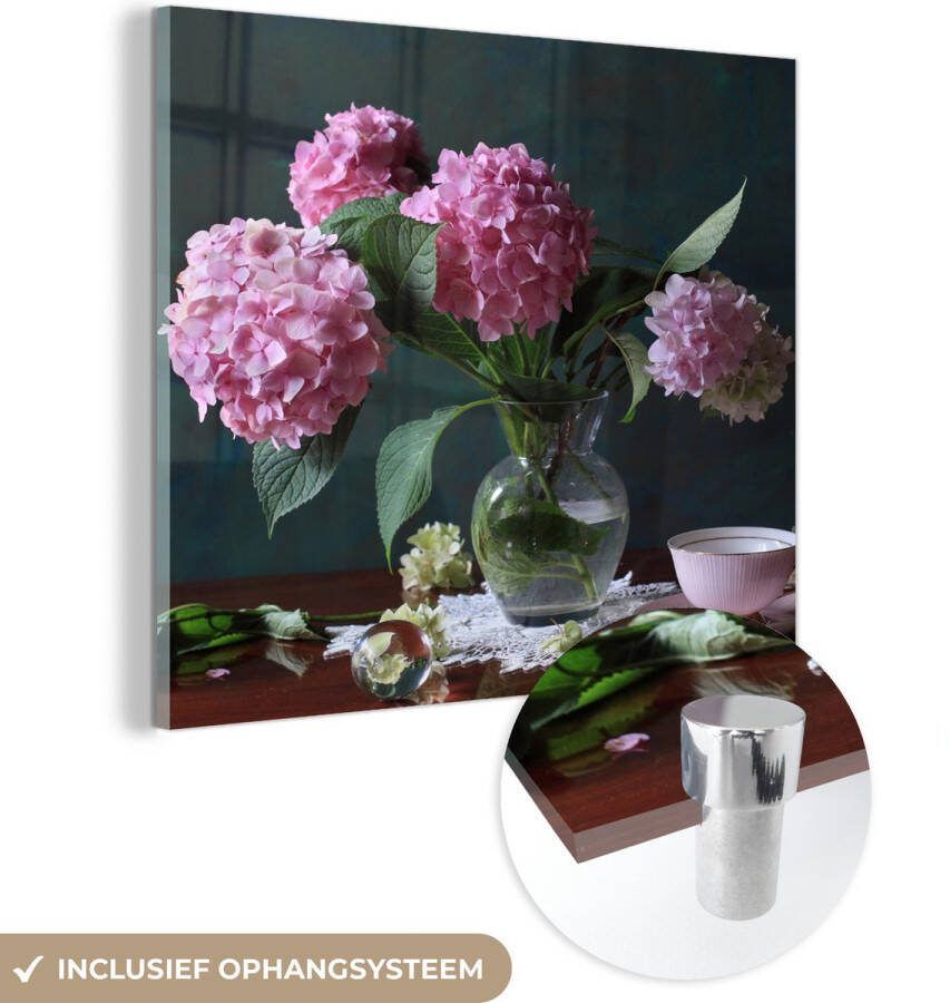 MuchoWow Glasschilderij 20x20 cm Schilderij acrylglas Stilleven hortensia's en theekop op tafel Foto op glas Schilderijen