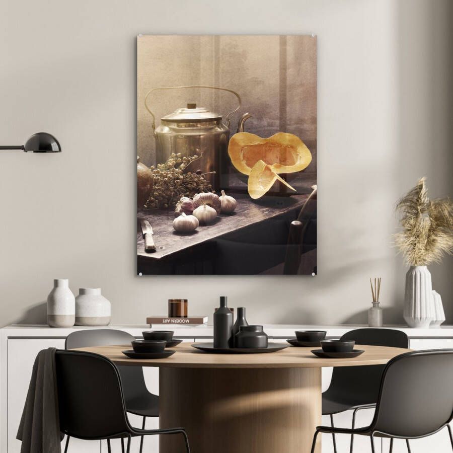 MuchoWow Glasschilderij 60x80 cm Schilderij acrylglas Stilleven Pompoen Knoflook Pan Tafel Foto op glas Muurdecoratie woonkamer Wanddecoratie slaapkamer Schilderijen