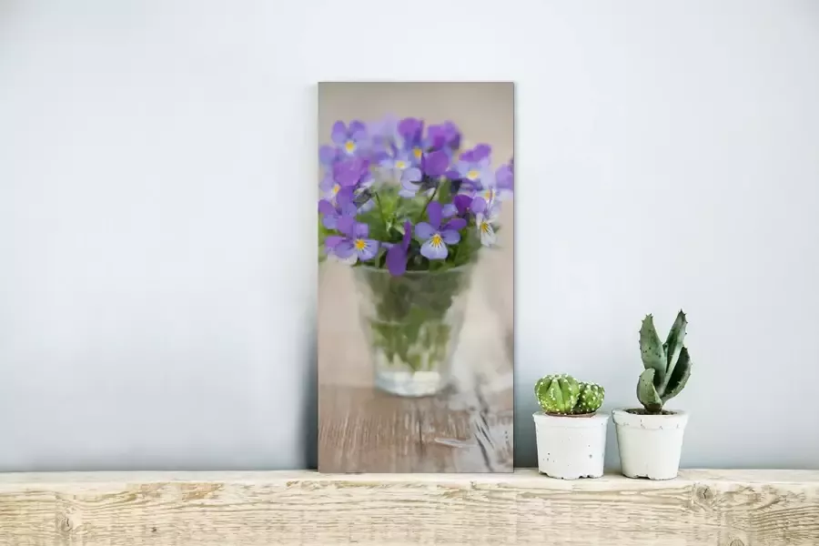 MuchoWow Glasschilderij Stilleven van een boeket viooltjes op een tafel 20x40 cm Acrylglas Schilderijen Foto op Glas