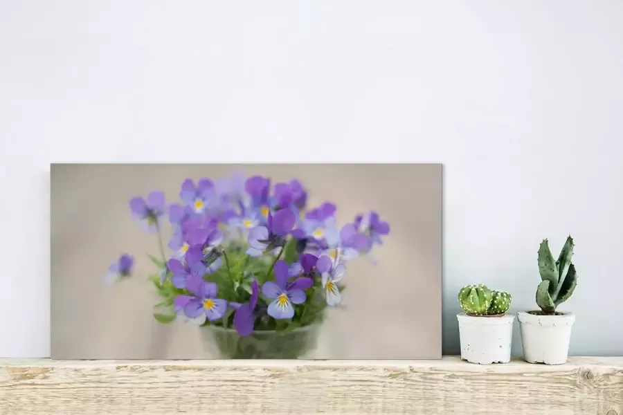 MuchoWow Glasschilderij Stilleven van een boeket viooltjes op een tafel 40x20 cm Acrylglas Schilderijen Foto op Glas