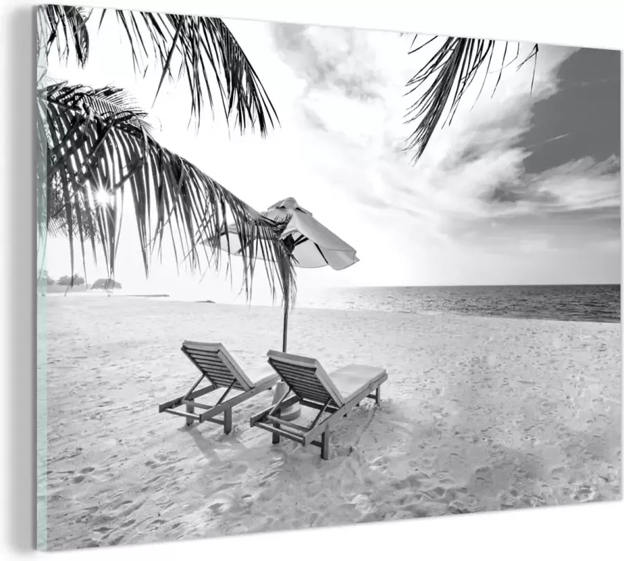 MuchoWow Glasschilderij Strandstoelen en een parasol op een tropisch strand zwart wit 120x80 cm Acrylglas Schilderijen Foto op Glas