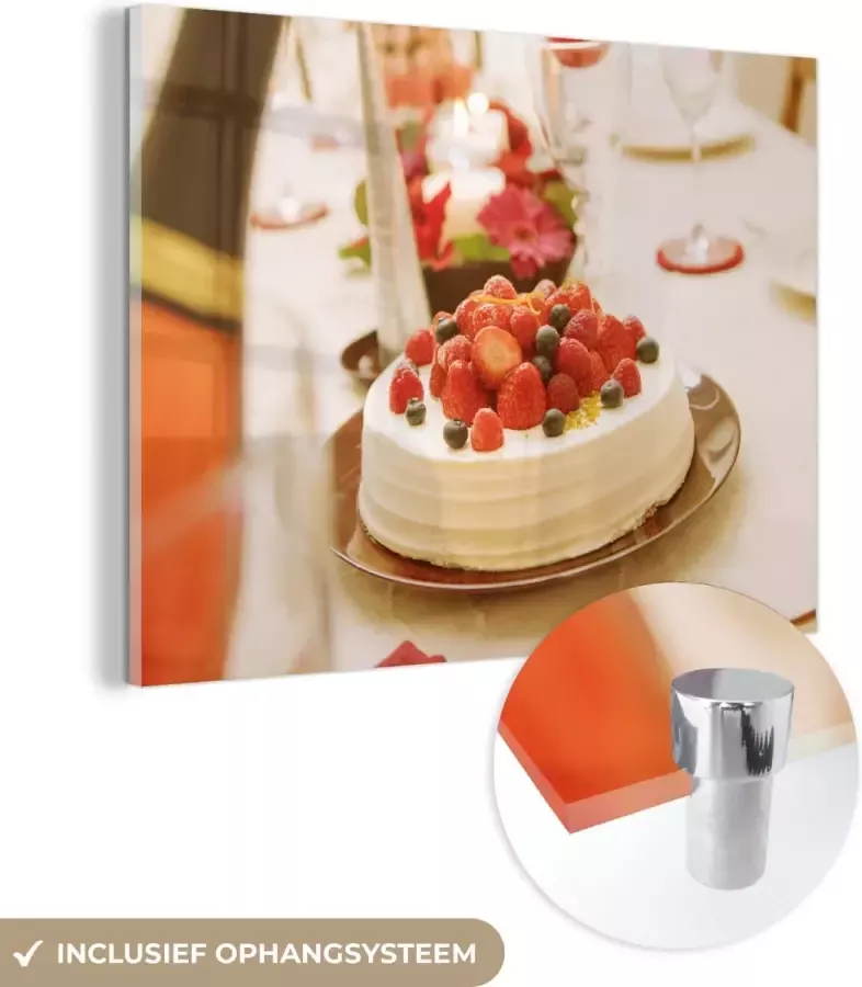 MuchoWow Glasschilderij Een aardbeientaartje op een gedekte tafel 40x30 cm Acrylglas Schilderijen Foto op Glas