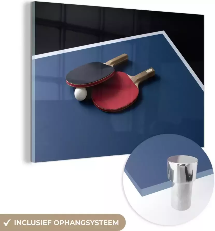 MuchoWow Glasschilderij 150x100 cm Schilderij acrylglas Tafeltennis batjes en een bal op een tafel Foto op glas Schilderijen