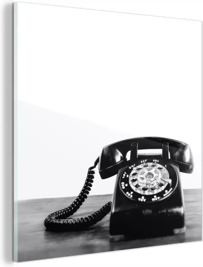 MuchoWow Glasschilderij tekening van een retro telefoon op een houten tafel zwart wit 20x20 cm Acrylglas Schilderijen Foto op Glas