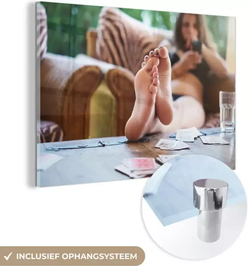 MuchoWow Glasschilderij 150x100 cm Schilderij acrylglas Tiener met de voeten op tafel Foto op glas Schilderijen