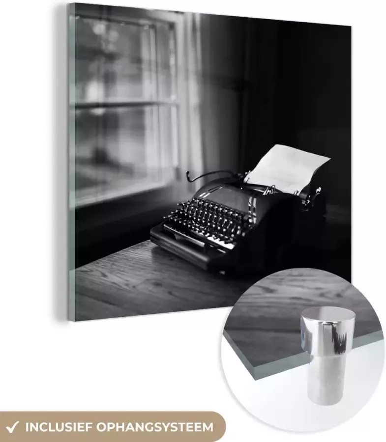 MuchoWow Glasschilderij Typemachine op eettafel zwart wit 20x20 cm Acrylglas Schilderijen Foto op Glas