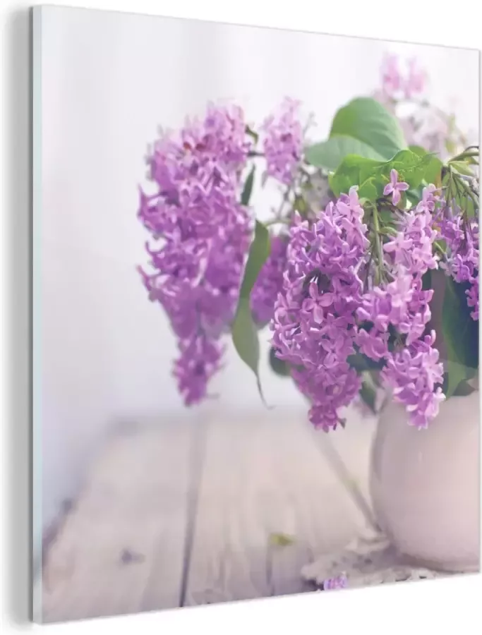 MuchoWow Glasschilderij Vaas met een paarse sering op tafel 20x20 cm Acrylglas Schilderijen Foto op Glas