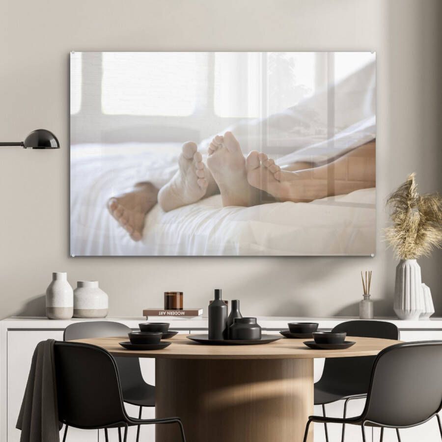 MuchoWow Glasschilderij 120x80 cm Schilderij glas Vier voeten in een bed Foto op acrylglas Schilderijen