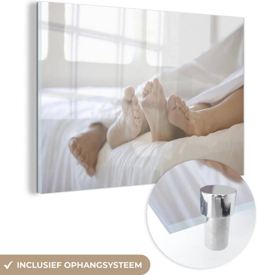 MuchoWow Glasschilderij 180x120 cm Schilderij acrylglas Vier voeten in een bed Foto op glas Schilderijen