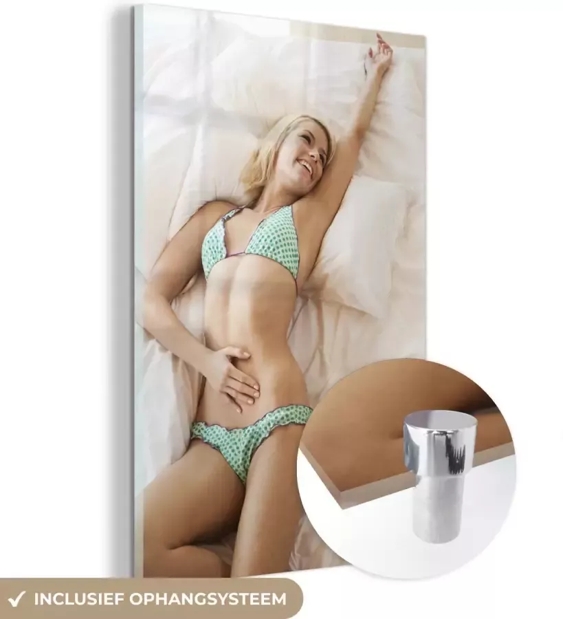 MuchoWow Glasschilderij 80x120 cm Schilderij glas Vrouw die in een gekleurde bikini op bed ligt Foto op acrylglas Schilderijen