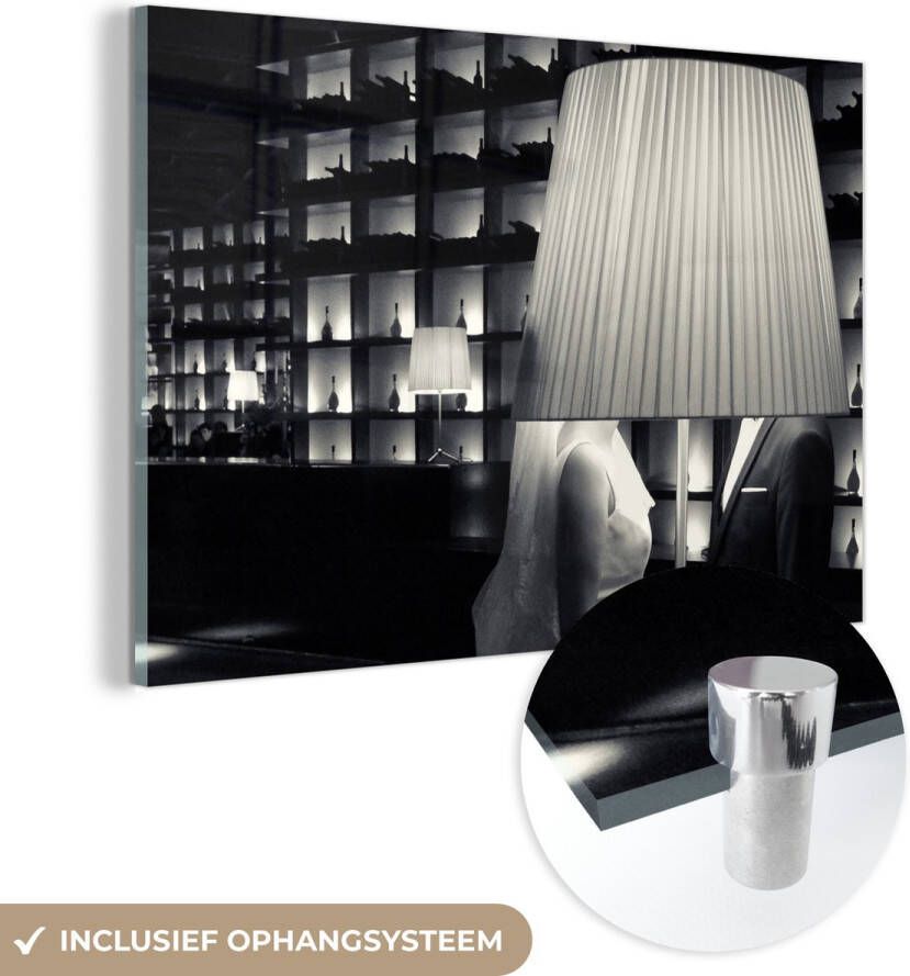 MuchoWow Glasschilderij Vrouw Man Lamp Zwart Wit Foto op glas 120x80 cm Woondecoratie Schilderij glas