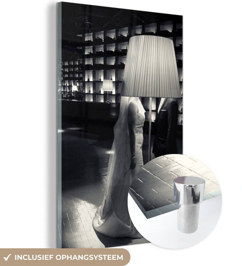 MuchoWow Glasschilderij Vrouw Man Lamp Zwart Wit Foto op glas 60x90 cm Woondecoratie Schilderij glas
