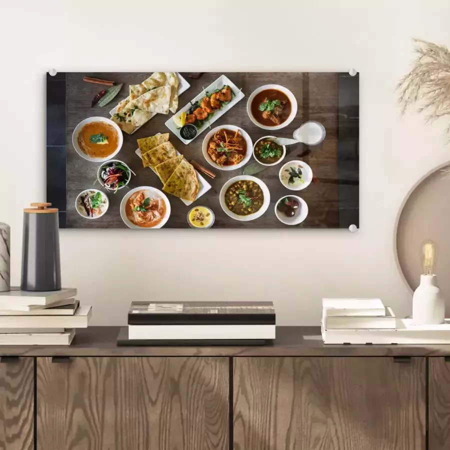 Glasschilderij 40x20 cm Schilderij acrylglas Witte borden en schalen gevuld met Indiaas eten op een houten tafel Foto op glas Muurdecoratie woonkamer Wanddecoratie slaapkamer Schilderijen