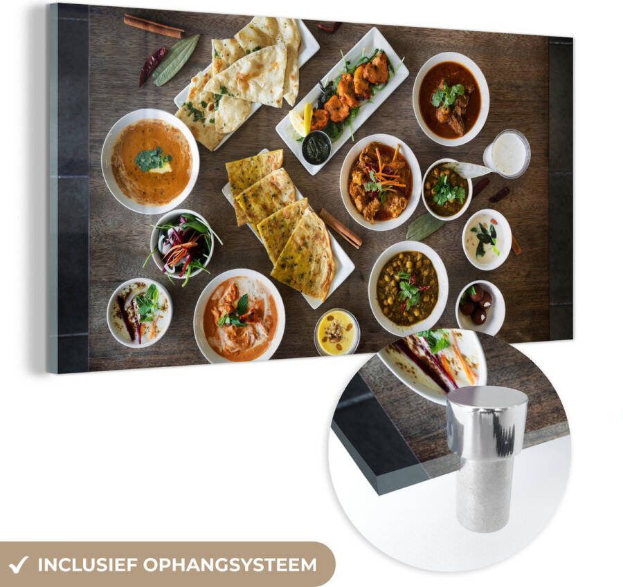 MuchoWow Glasschilderij 80x40 cm Schilderij acrylglas Witte borden en schalen gevuld met Indiaas eten op een houten tafel Foto op glas Schilderijen