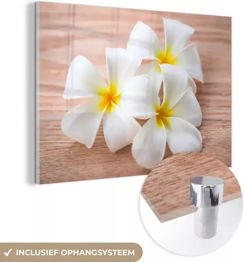 MuchoWow Glasschilderij 120x80 cm Schilderij acrylglas Witte plumeria bloemen op een houten tafel Foto op glas Schilderijen