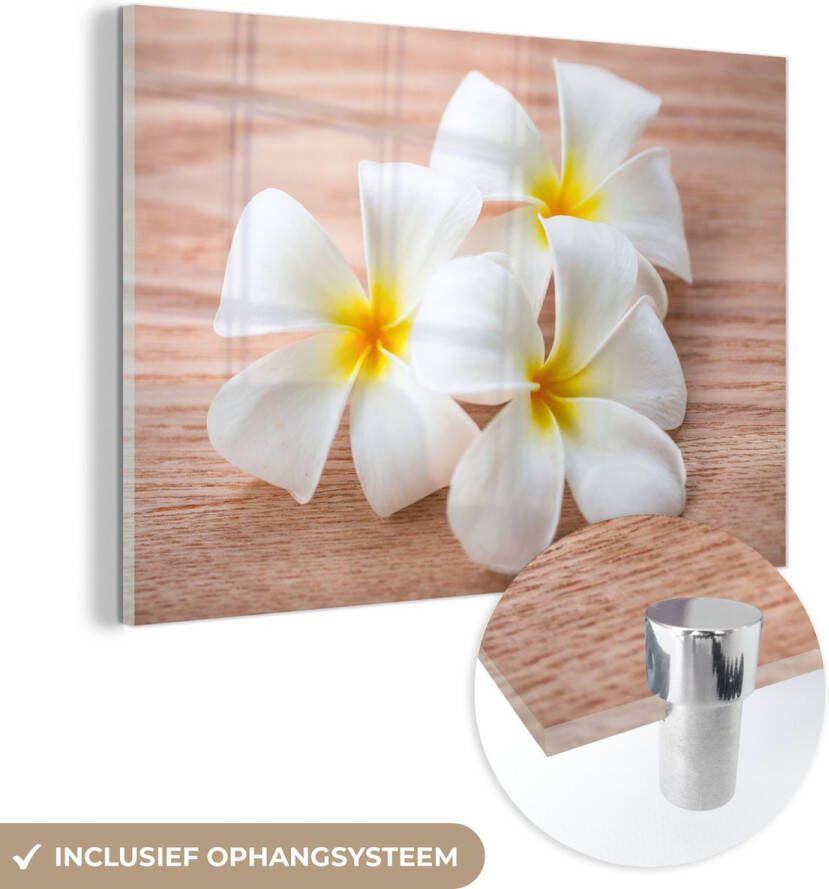 MuchoWow Glasschilderij 30x20 cm Schilderij acrylglas Witte plumeria bloemen op een houten tafel Foto op glas Schilderijen