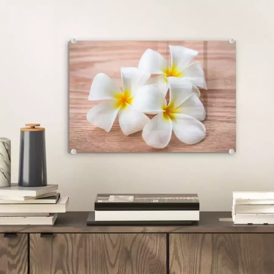 MuchoWow Glasschilderij Witte plumeria bloemen op een houten tafel 30x20 cm Acrylglas Schilderijen Foto op Glas