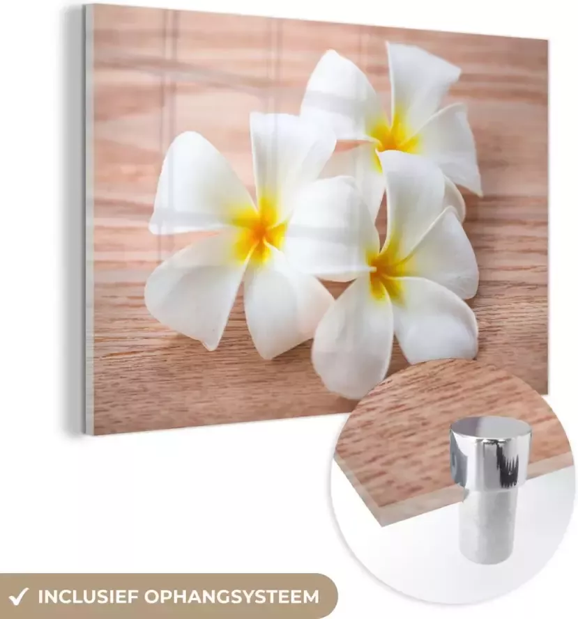 MuchoWow Glasschilderij 90x60 cm Schilderij acrylglas Witte plumeria bloemen op een houten tafel Foto op glas Schilderijen