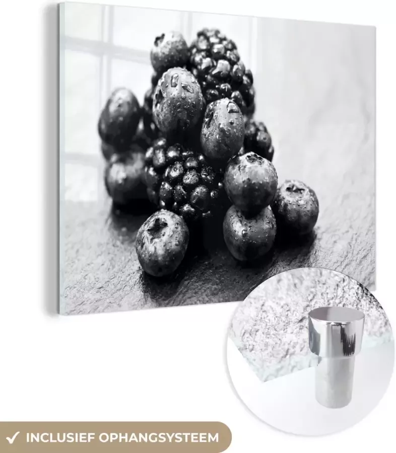 MuchoWow Glasschilderij 80x60 cm Schilderij acrylglas Zwart en glanzende bramen op houten tafel zwart wit Foto op glas Schilderijen