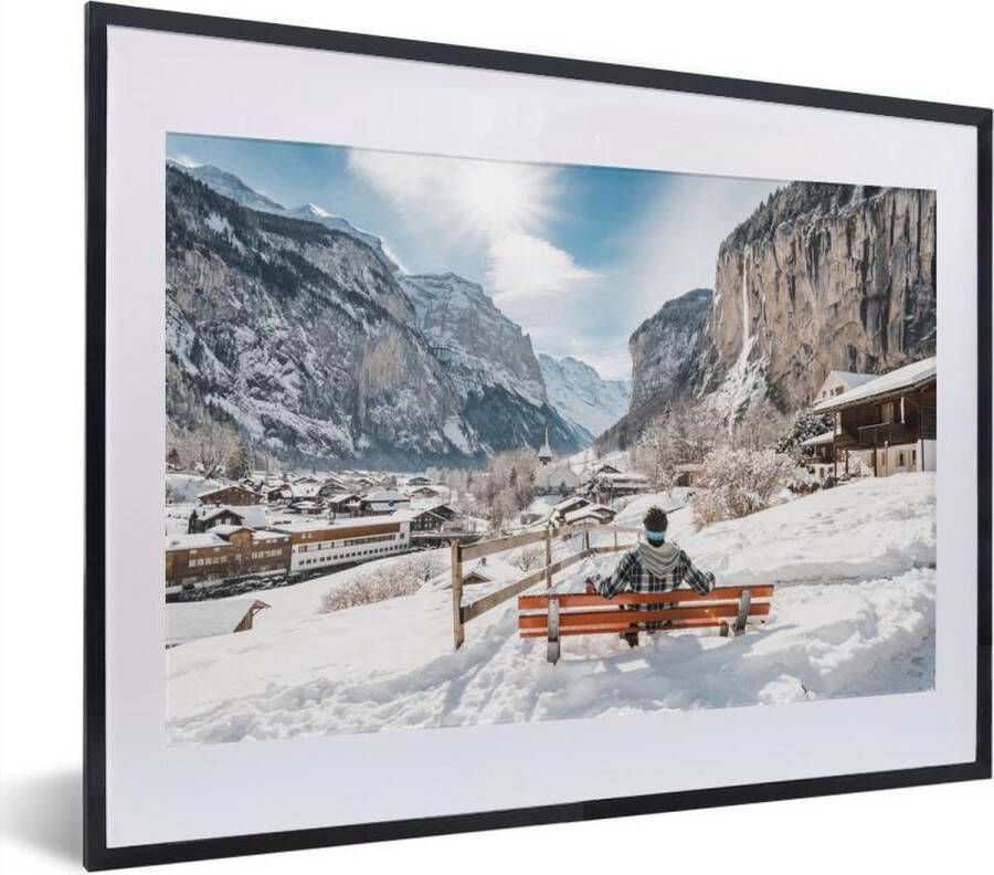 PosterMonkey Fotolijst incl. Poster Man op een bank tijdens de winter in Zwitserland 40x30 cm Posterlijst
