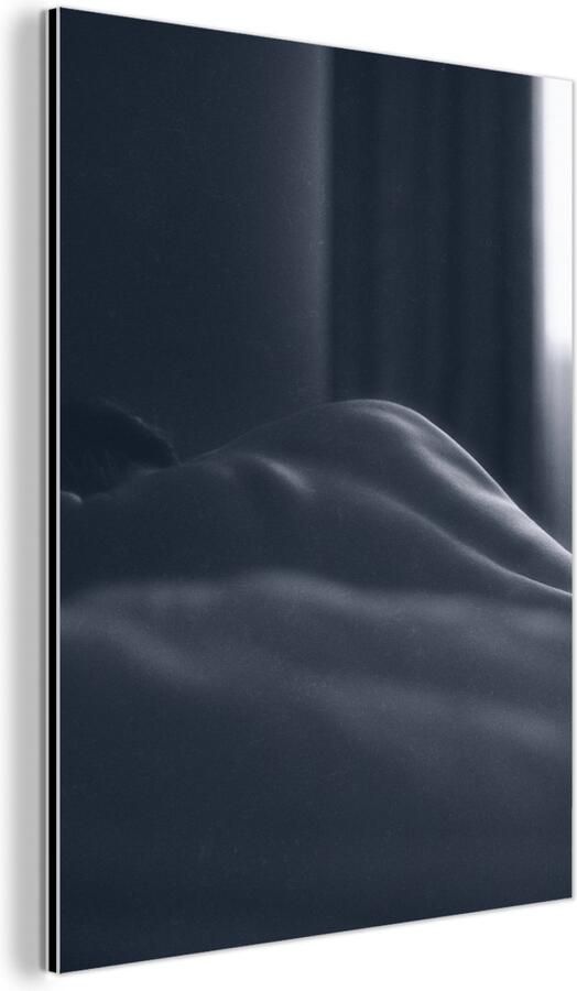 MuchoWow Aluminium schilderij 120x160 cm Wanddecoratie metaal Portret Vrouw Bed Zwart wit Metalen muurdecoratie woonkamer Decoratie industrieel Foto op dibond Industriële accessoires slaapkamer