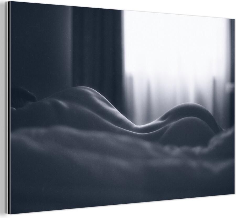 MuchoWow Aluminium schilderij 150x100 cm Wanddecoratie metaal Portret Vrouw Bed Zwart wit Metalen muurdecoratie woonkamer Decoratie industrieel Foto op dibond Industriële accessoires slaapkamer