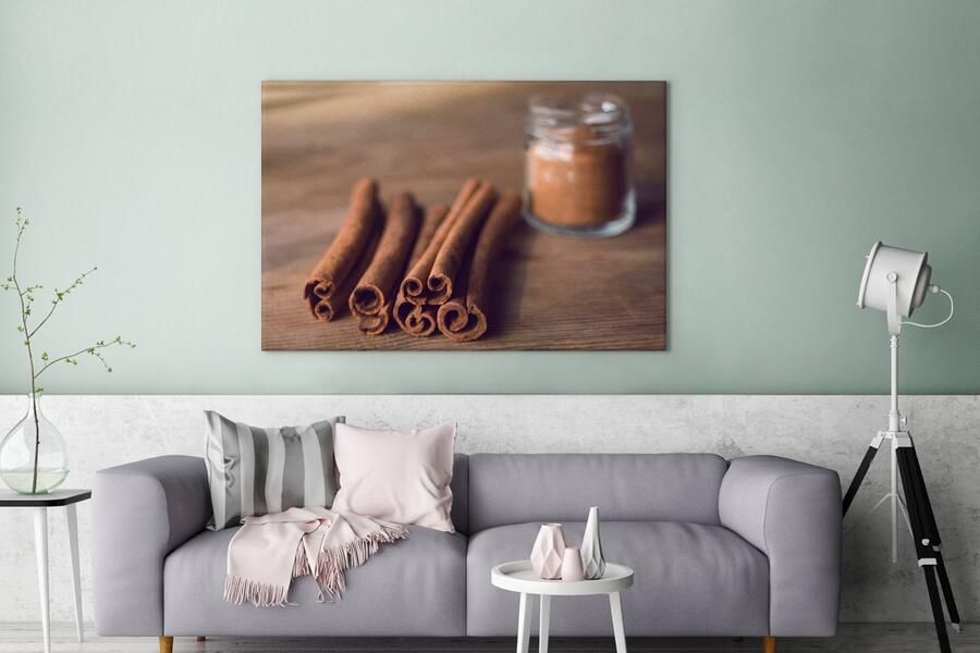 MuchoWow Canvas schilderij 140x90 cm Wanddecoratie Aromatische kaneelstokjes op een houten tafel Muurdecoratie woonkamer Slaapkamer decoratie Kamer accessoires Schilderijen