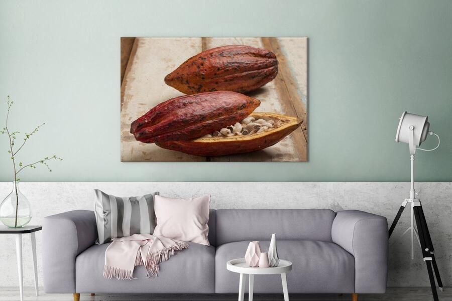 MuchoWow Canvas schilderij 140x90 cm Wanddecoratie Tropische peulenschil van cacaoboon op houten tafel Muurdecoratie woonkamer Slaapkamer decoratie Kamer accessoires Schilderijen