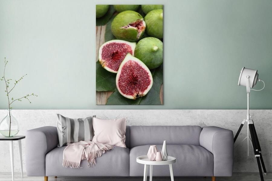 MuchoWow Canvas schilderij 90x140 cm Wanddecoratie Groene vijgen met rood vruchtvlees op houten tafel Muurdecoratie woonkamer Slaapkamer decoratie Kamer accessoires Schilderijen