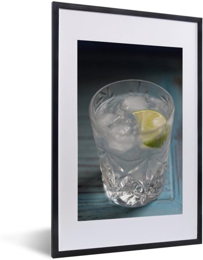 MuchoWow Foto in lijst Gin tonic op een blauwe tafel fotolijst zwart met witte passe-partout 40x60 cm Poster in lijst (Wanddecoratie woonkamer slaapkamer)