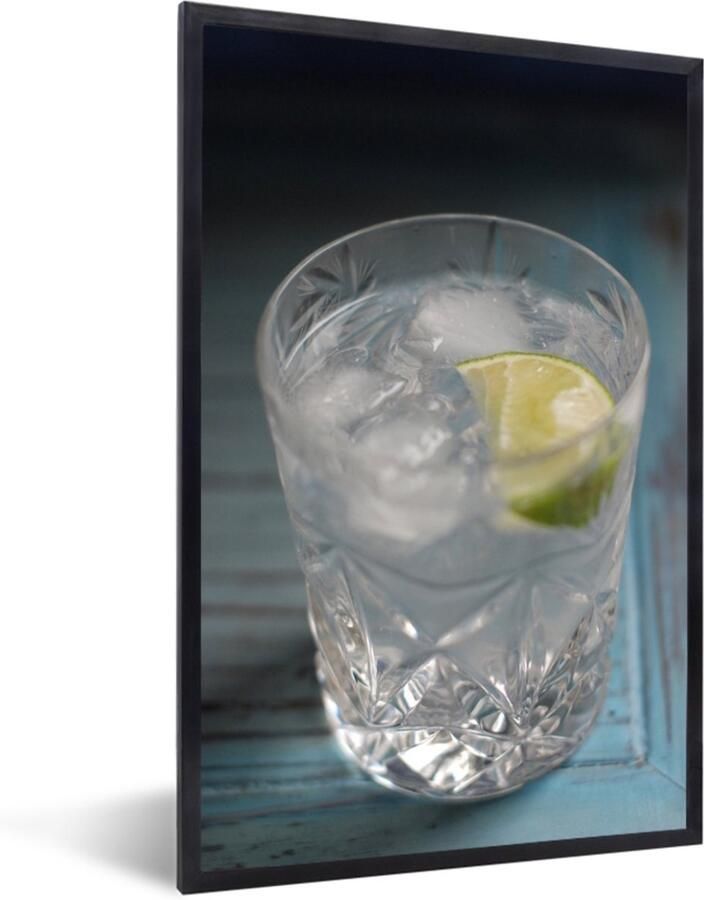 MuchoWow Fotolijst incl. Poster Een Gin tonic op een blauwe tafel 40x60 cm Posterlijst