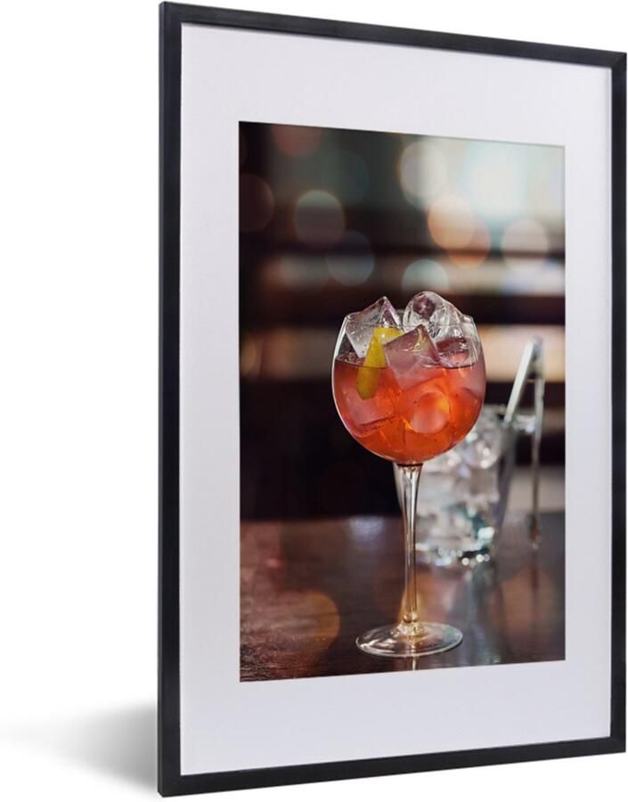 MuchoWow Fotolijst incl. Poster Gin tonic met rode vruchten op een houten tafel 40x60 cm Posterlijst