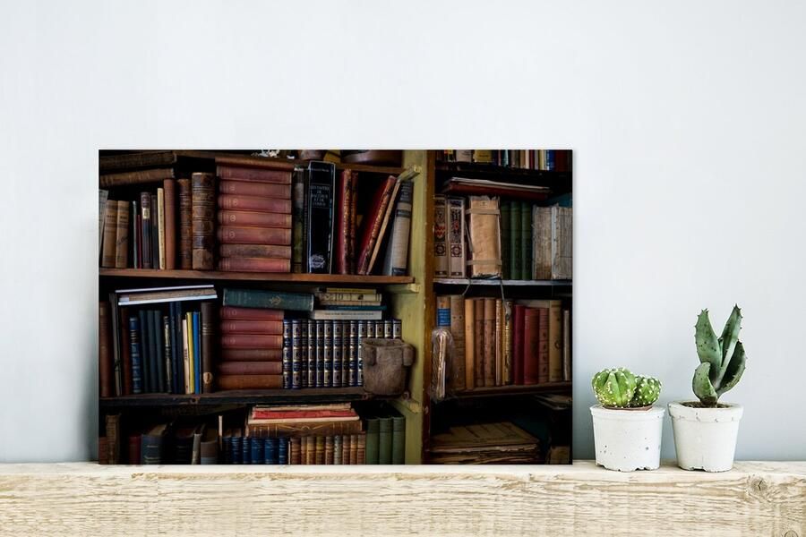 MuchoWow Glasschilderij Stilleven van oude boeken in een kast 30x20 cm Acrylglas Schilderijen Foto op Glas